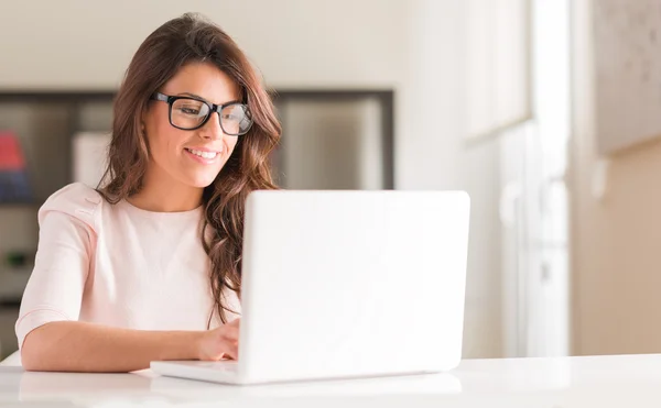 Mujer joven usando el ordenador portátil — Foto de Stock