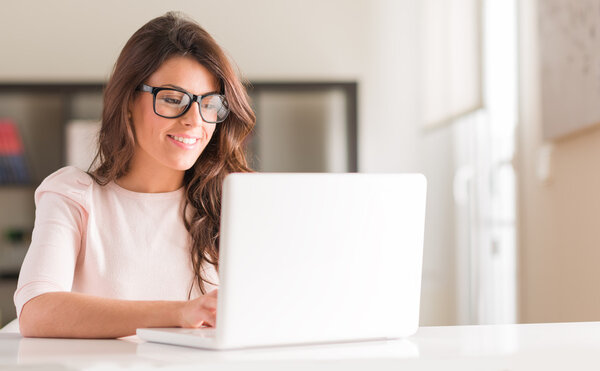 Jonge vrouw met laptop — Stockfoto