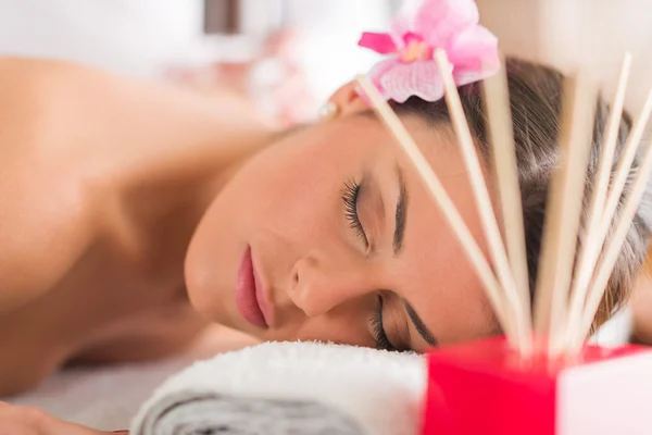 Hermosa mujer joven en el spa — Foto de Stock