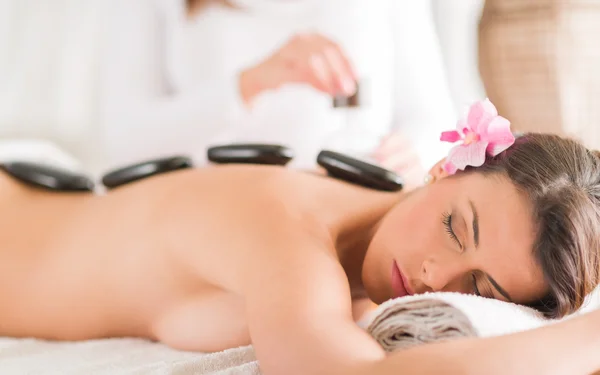 Hermosa mujer joven en el spa — Foto de Stock