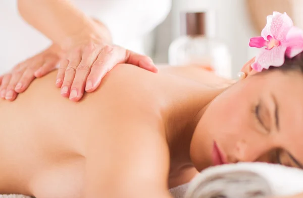 Vacker kvinna får massage — Stockfoto