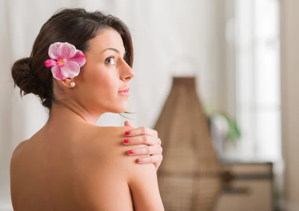 Hermosa mujer en un spa — Foto de Stock