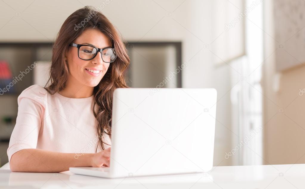 Mujer joven usando el ordenador portatil Foto de stock 22652109 Krakenimages