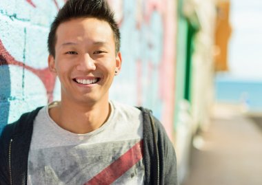 Mutlu Asyalı adamın portresi