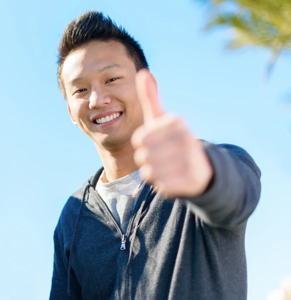 Feliz asiático hombre mostrando pulgar hasta signo —  Fotos de Stock