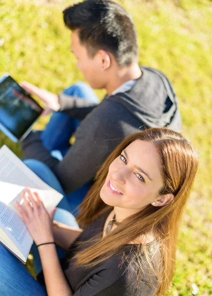 Mladý šťastný student studuje — Stock fotografie