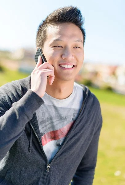 Молодий чоловік говорить на мобільному телефоні — стокове фото