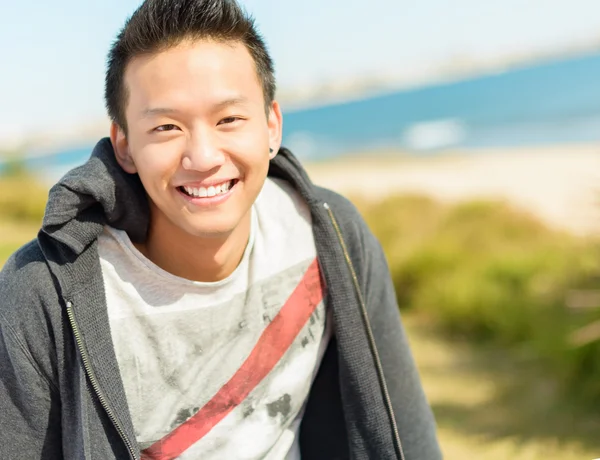 Портрет щасливого азіатського чоловіка — стокове фото