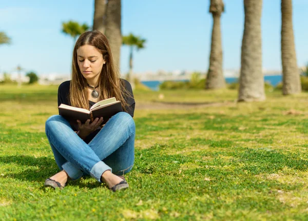 Donna che legge libro nel parco — Foto Stock