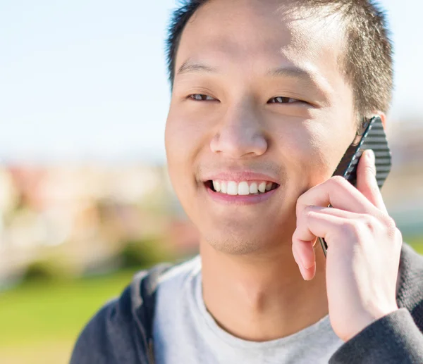 Ung man talar i mobiltelefon — Stockfoto