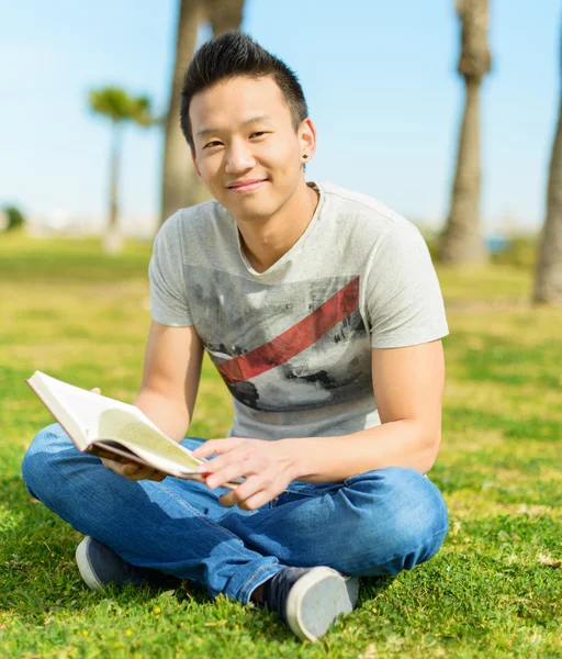 Hombre sosteniendo libro en el parque —  Fotos de Stock