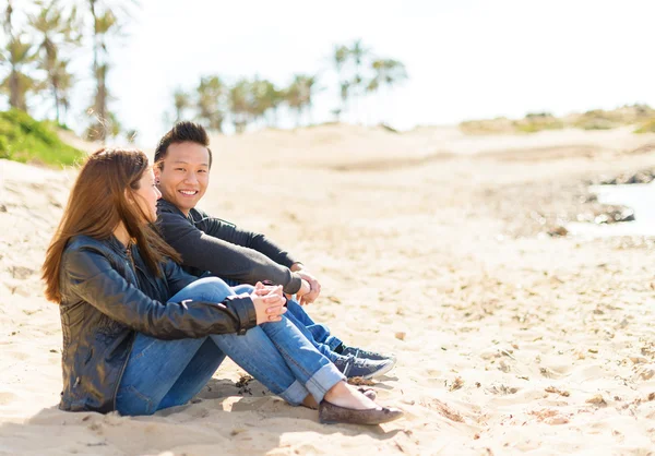 Sahilde oturan genç bir çift — Stok fotoğraf
