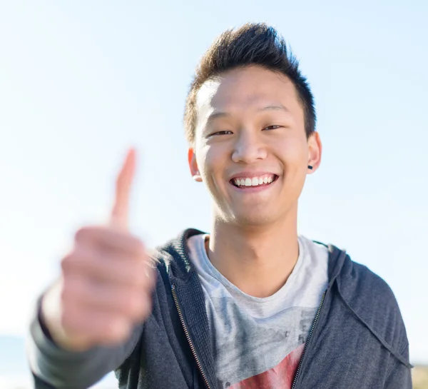 Feliz asiático hombre mostrando pulgar hasta signo —  Fotos de Stock