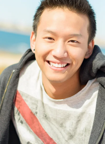 Портрет щасливого азіатського чоловіка — стокове фото