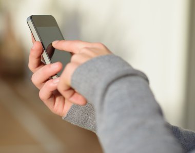 el cep telefonu tutarak yakın çekim