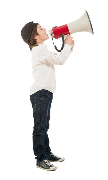 Портрет мальчика, кричащего в мегафоне — стоковое фото