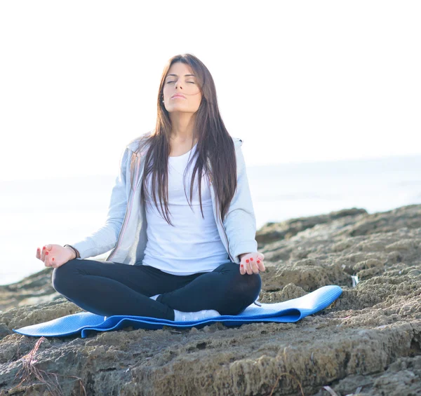 Mujer practicando yoga — Foto de Stock