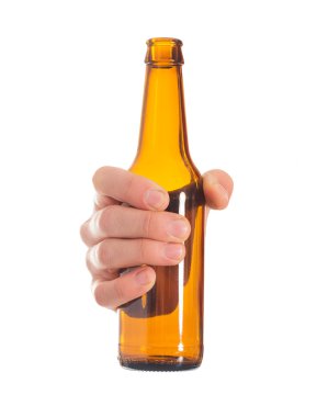 elin boş bira şişesi tutarak yakın çekim
