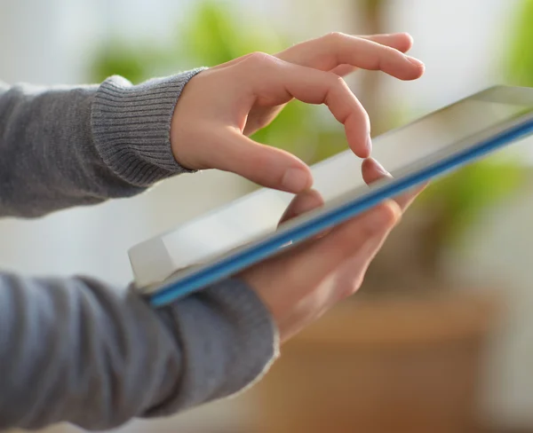 Nahaufnahme einer Hand, die ein digitales Tablet hält — Stockfoto