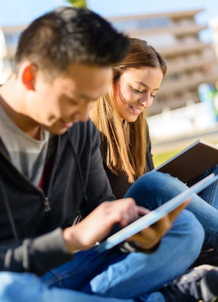 Porträt junger glücklicher Freunde beim Studium — Stockfoto