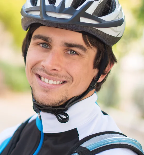 Feliz joven ciclista masculino — Foto de Stock