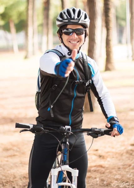 Ciclista masculino mostrando polegar para cima sinal — Fotografia de Stock