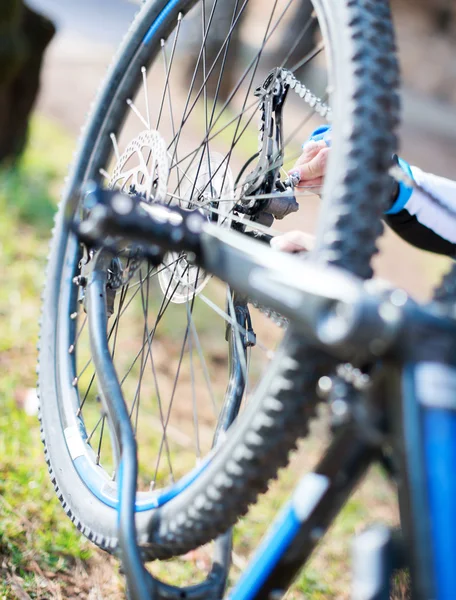 Primer plano de la mano de un hombre reparando la rueda de bicicleta —  Fotos de Stock