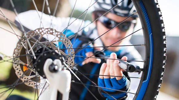 Manlig cyklist blåsa tröttnar på cykel — Stockfoto