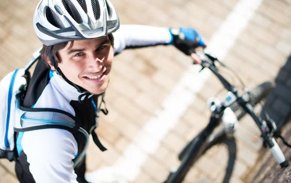 Porträt eines jungen männlichen Radfahrers — Stockfoto