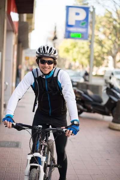 Porträt eines jungen männlichen Radfahrers — Stockfoto