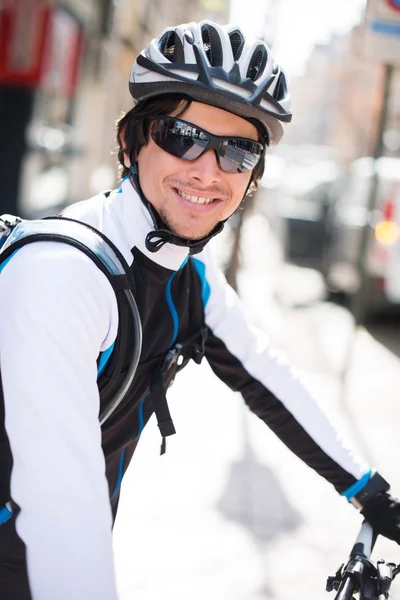 Glücklicher junger männlicher Radfahrer — Stockfoto