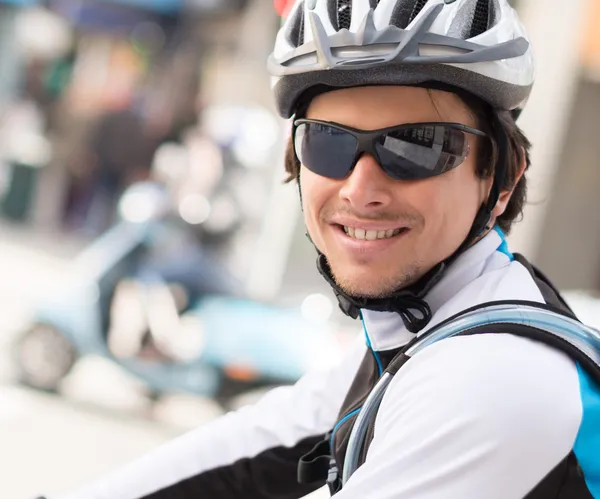 Feliz joven ciclista masculino — Foto de Stock