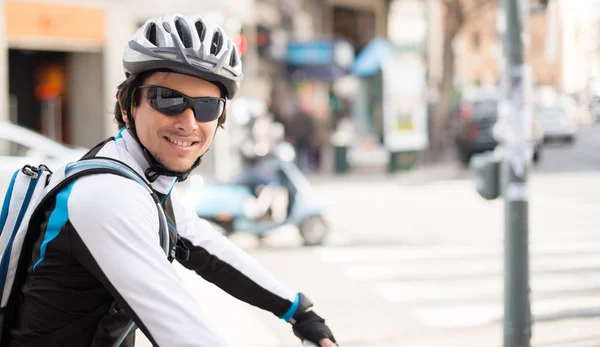 Feliz joven ciclista masculino —  Fotos de Stock