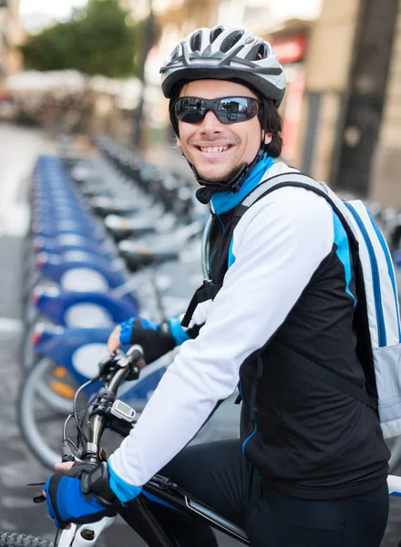 Jovem ciclista masculino feliz — Fotografia de Stock