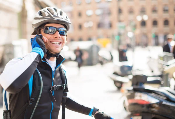 Junge Radfahrerin telefoniert mit Handy — Stockfoto
