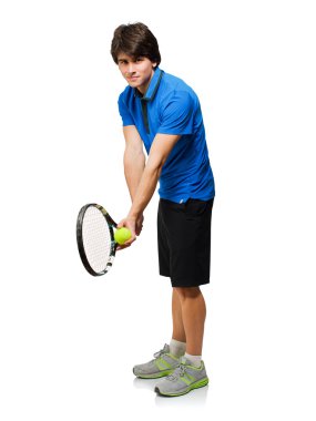 Genç adam tenis oynuyor.