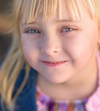 Mutlu bir kızın portresi