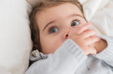 Tatlı bir bebeğin portresi.