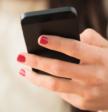 Cep telefonu kullanan kadın