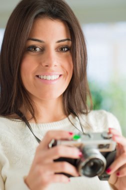 Kamerayı tutan genç kadın.