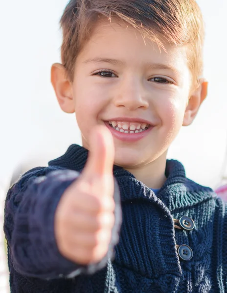 Kleine jongen duim omhoog teken weergegeven: — Stockfoto