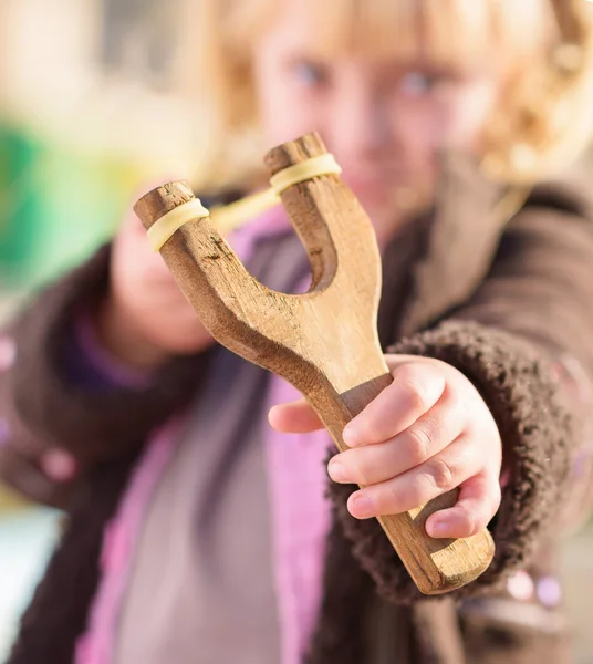 Girl Aiming With A Slingshot — Stock Photo, Image