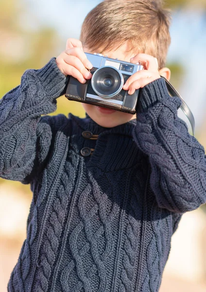 Kleiner Junge macht Foto mit Kamera — Stockfoto