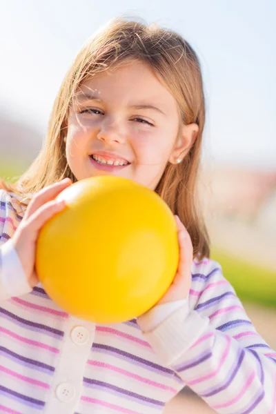 Chica feliz sosteniendo la bola — Foto de Stock