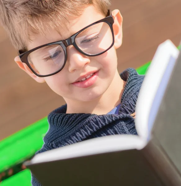 Kleine jongen lezing boek — Stockfoto