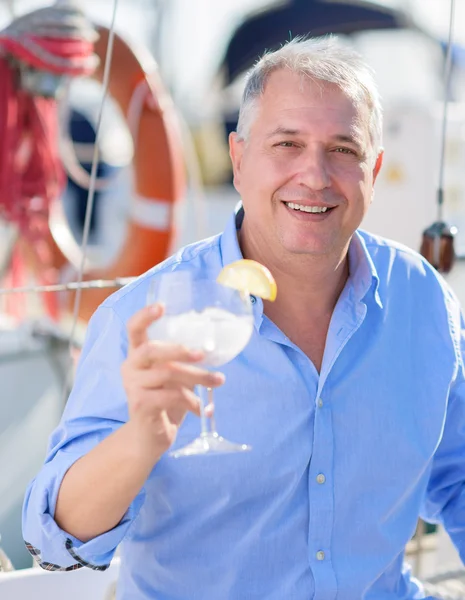 Volwassen man genieten van verse limonade — Stockfoto