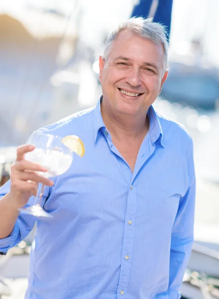 Mature Man enjoying fresh lemonade — Stock Photo, Image