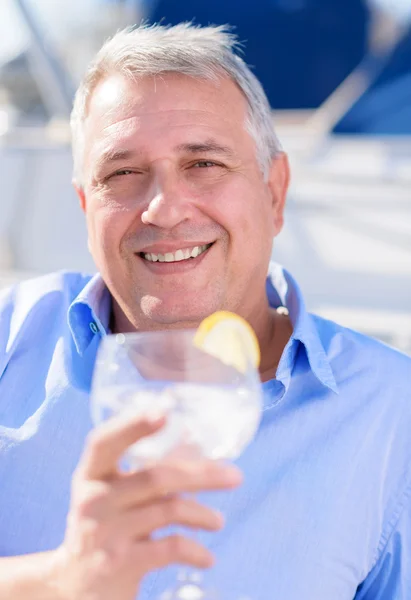 Mature Man enjoying fresh lemonade — Stock Photo, Image