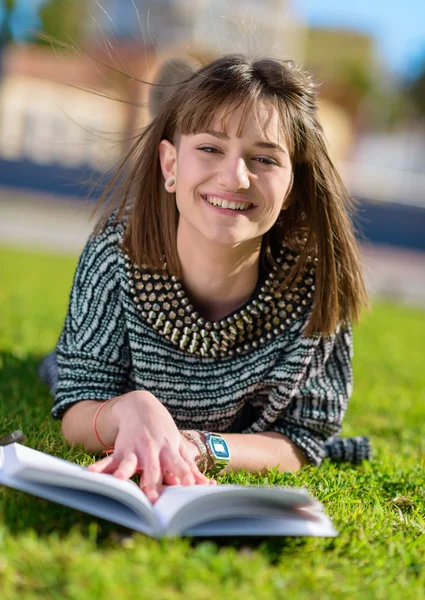 Happy Woman lecture livre dans le parc — Photo