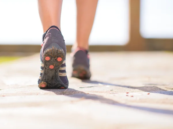 Close-up van vrouwelijke benen joggen — Stockfoto